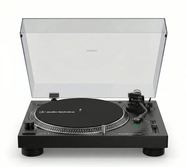 Platine vinyle polyvalente Audio-Technica AT-LP120XBT-USB noire à entraînement direct en vue de face avec capot anti-poussière relevé et bras en S
