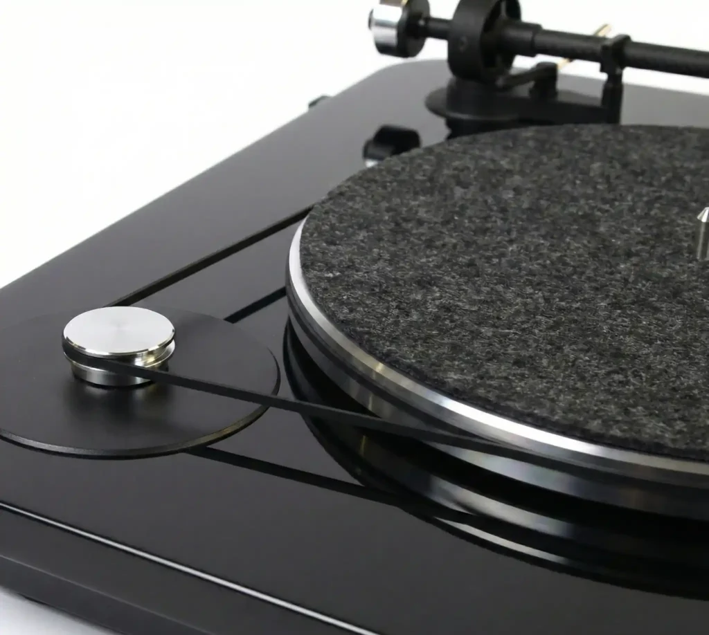 Schéma de l'entraînement par courroie d'une platine vinyle — moteur déporté relié au plateau par une courroie souple