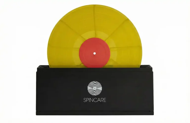 Machine de nettoyage vinyle SPINCARE avec disque jaune en cours de lavage par bain immersion