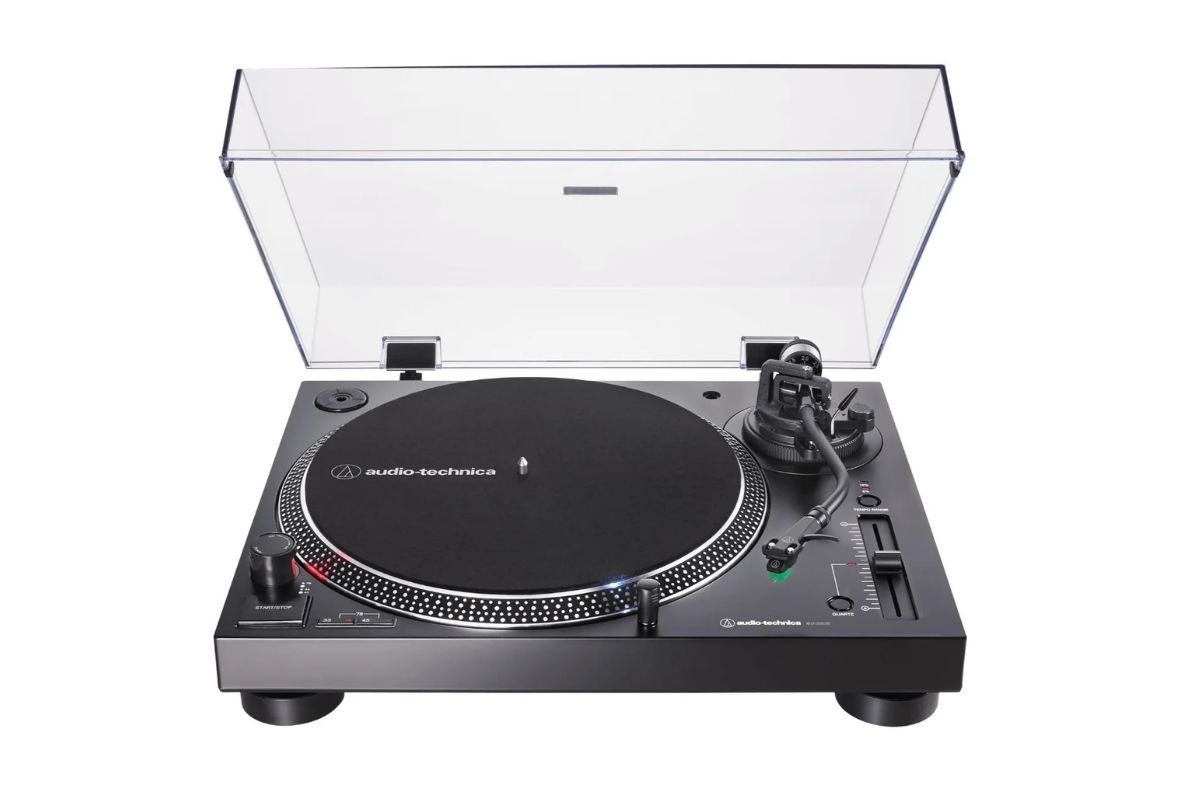 Audio-Technica AT-LP120X-USB vue de face — platine polyvalente DJ et écoute domestique avec entraînement direct et sortie USB pour numérisation