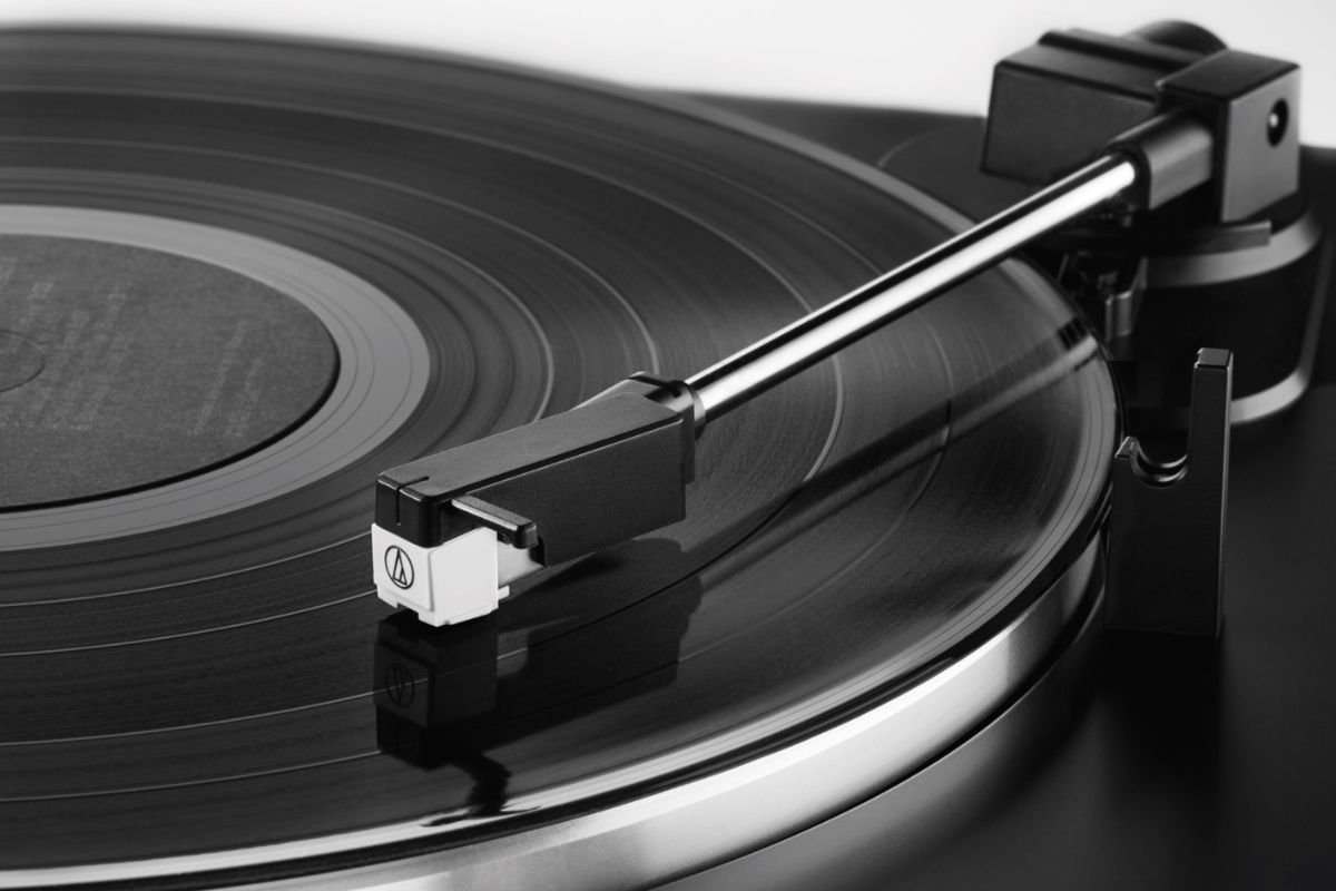 Audio-Technica AT-LP60XBT — zoom sur le bras de lecture et la cellule AT3600L