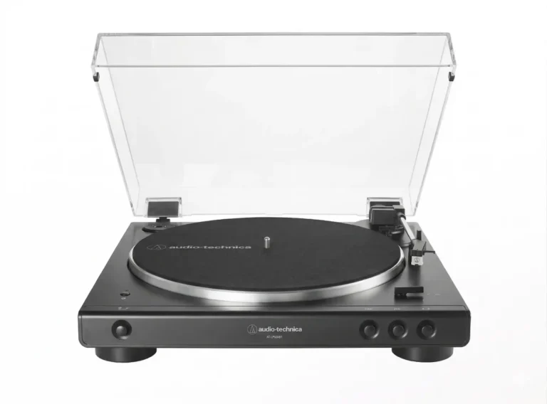 Platine vinyle Bluetooth Audio-Technica AT-LP60XBT noire automatique en vue de face avec capot anti-poussière relevé