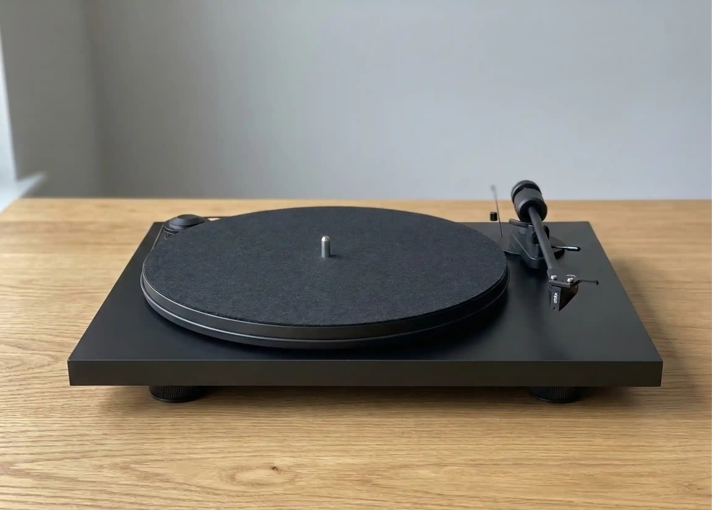 Pro-Ject Primary E Phono — platine vinyle manuelle d'entrée de gamme