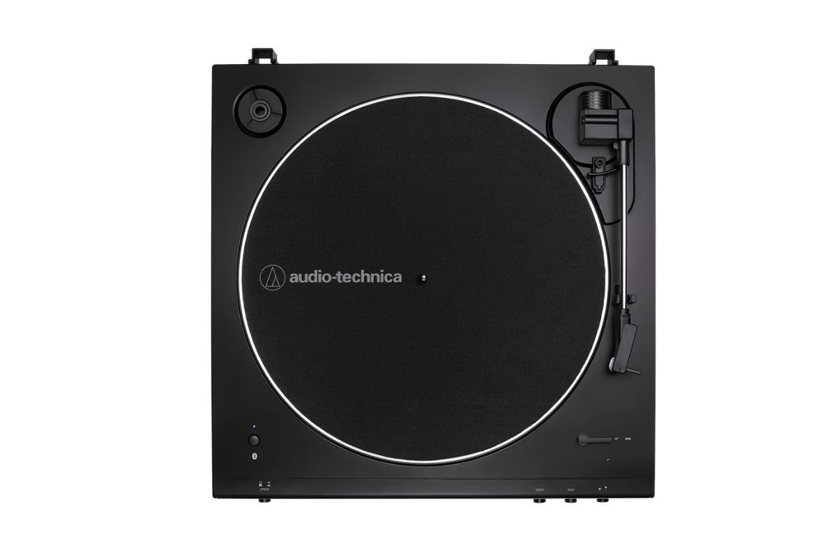 Audio-Technica AT-LP60XBT — vue du dessus, plateau et mécanisme d'installation