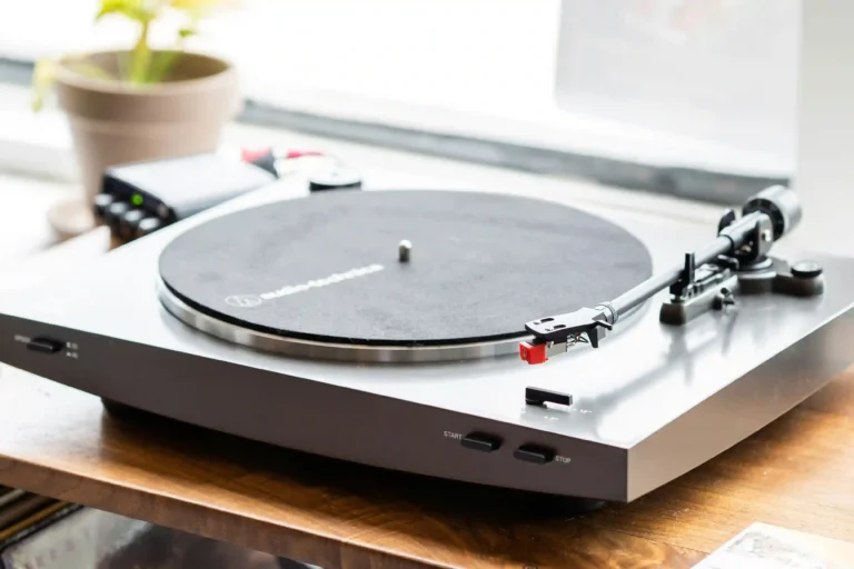 Platine vinyle automatique Audio-Technica noire en situation avec boutons Start/Stop et sélecteur de vitesse 33/45 tours