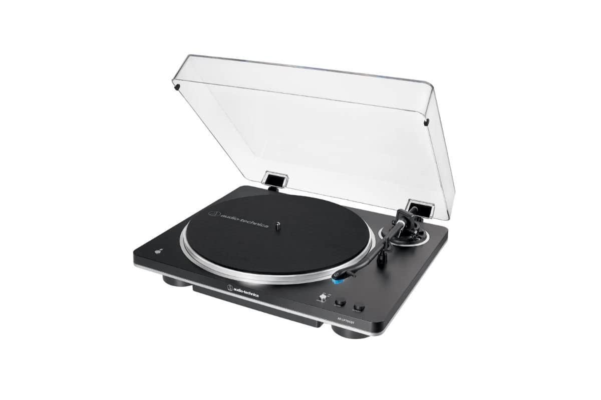 Audio-Technica AT-LP70XBT vue 3/4 avec bras en J et cellule AT-VM95C remplaçable visible
