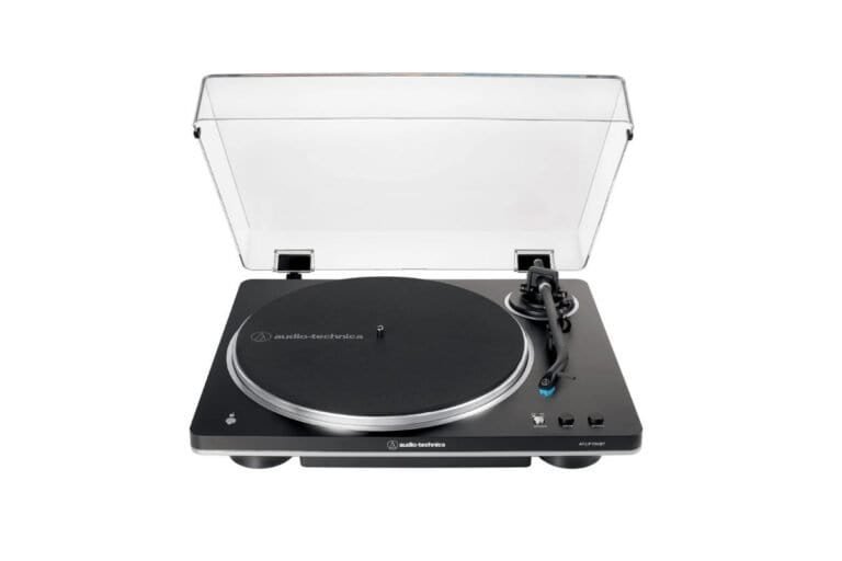 Platine vinyle Bluetooth Audio-Technica AT-LP70XBT noire automatique en vue de face avec capot anti-poussière relevé