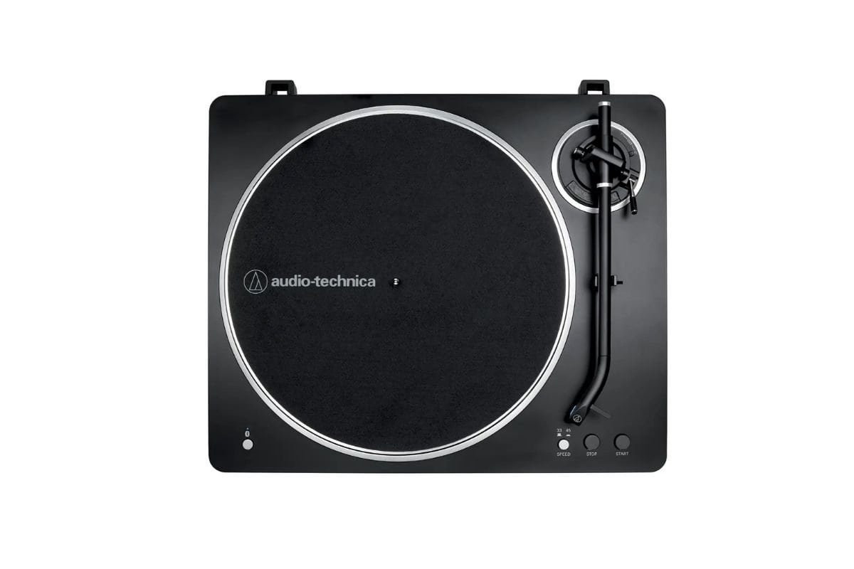 Audio-Technica AT-LP70XBT vue de dessus avec plateau métallique, tapis feutrine et bras en J