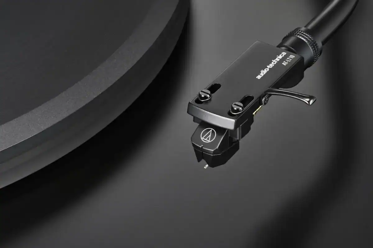 Cellule Audio-Technica AT-VM95E BK montée sur headshell AT-LT10 de l'AT-LP7X