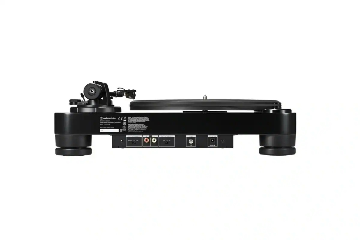 Audio-Technica AT-LP7X panneau arrière avec sorties RCA détachables et sélecteur préampli phono