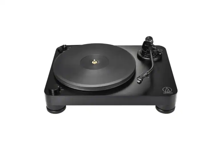 Platine vinyle audiophile Audio-Technica AT-LP7X noire à entraînement par courroie avec bras en J en vue de face