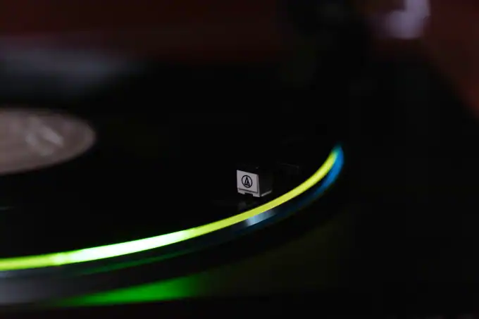 CoolGeek TS-01 avec éclairage LED d'ambiance sous le plateau en cours de lecture