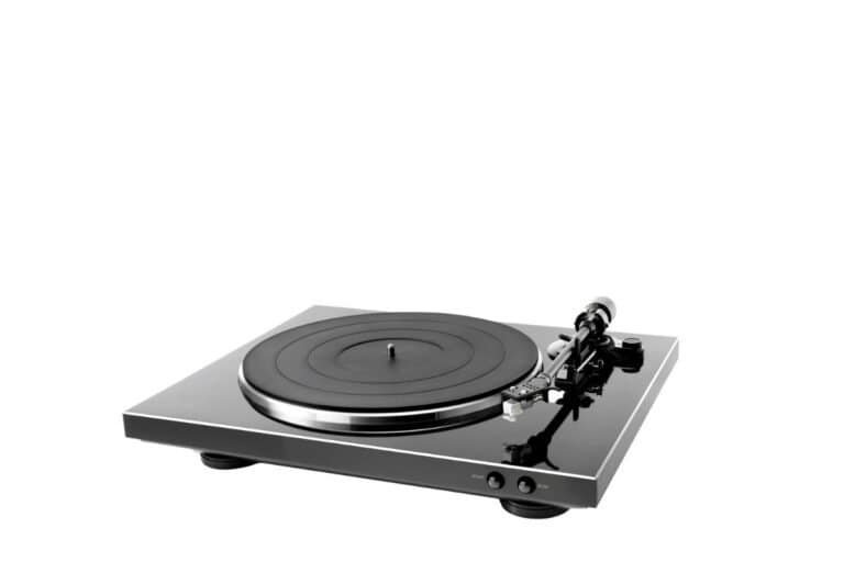 Platine vinyle Denon DP-300F noire en vue de trois quarts sans capot avec bras de lecture droit et cellule MM fournie