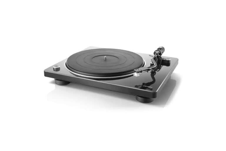 Platine vinyle semi-automatique Denon DP-400 noire laquée avec bras en S en vue de trois quarts