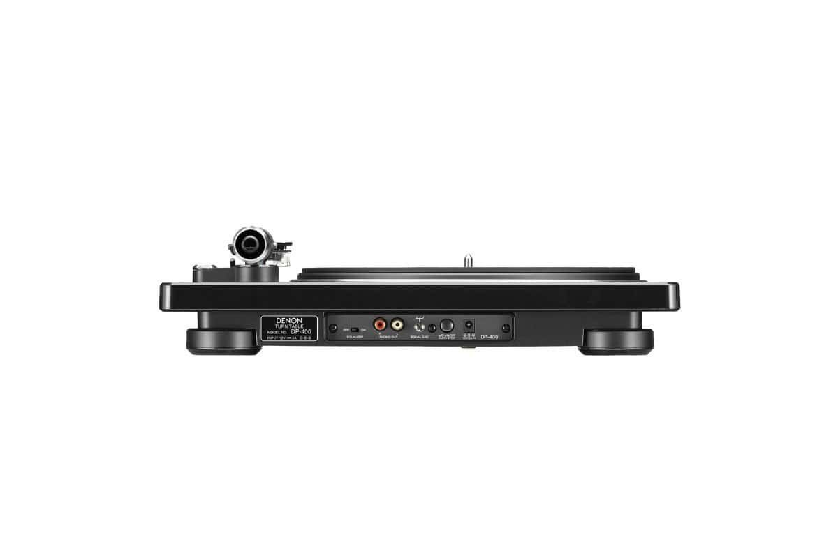 Denon DP-400 vue arrière, sorties RCA stéréo, câble de masse et interrupteur préampli phono