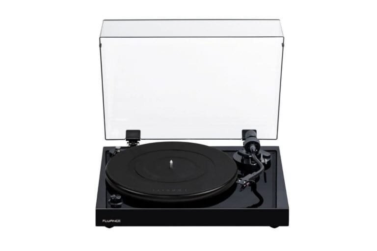 Platine vinyle Fluance RT82 noire laquée à entraînement par courroie en vue de face avec capot anti-poussière relevé