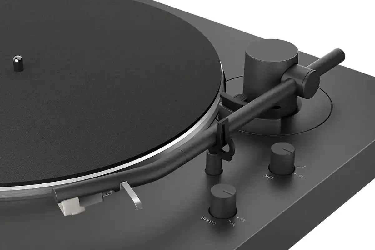 Gros plan sur le bras de lecture droit et le headshell fixe de la Sony PS-LX3BT