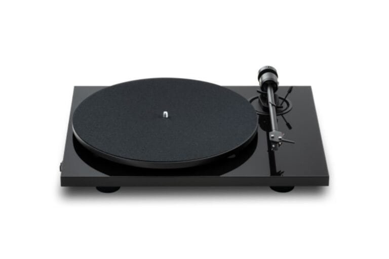 Platine vinyle Pro-Ject E1.2 noire laquée à entraînement par courroie avec bras de lecture droit en vue de trois quarts