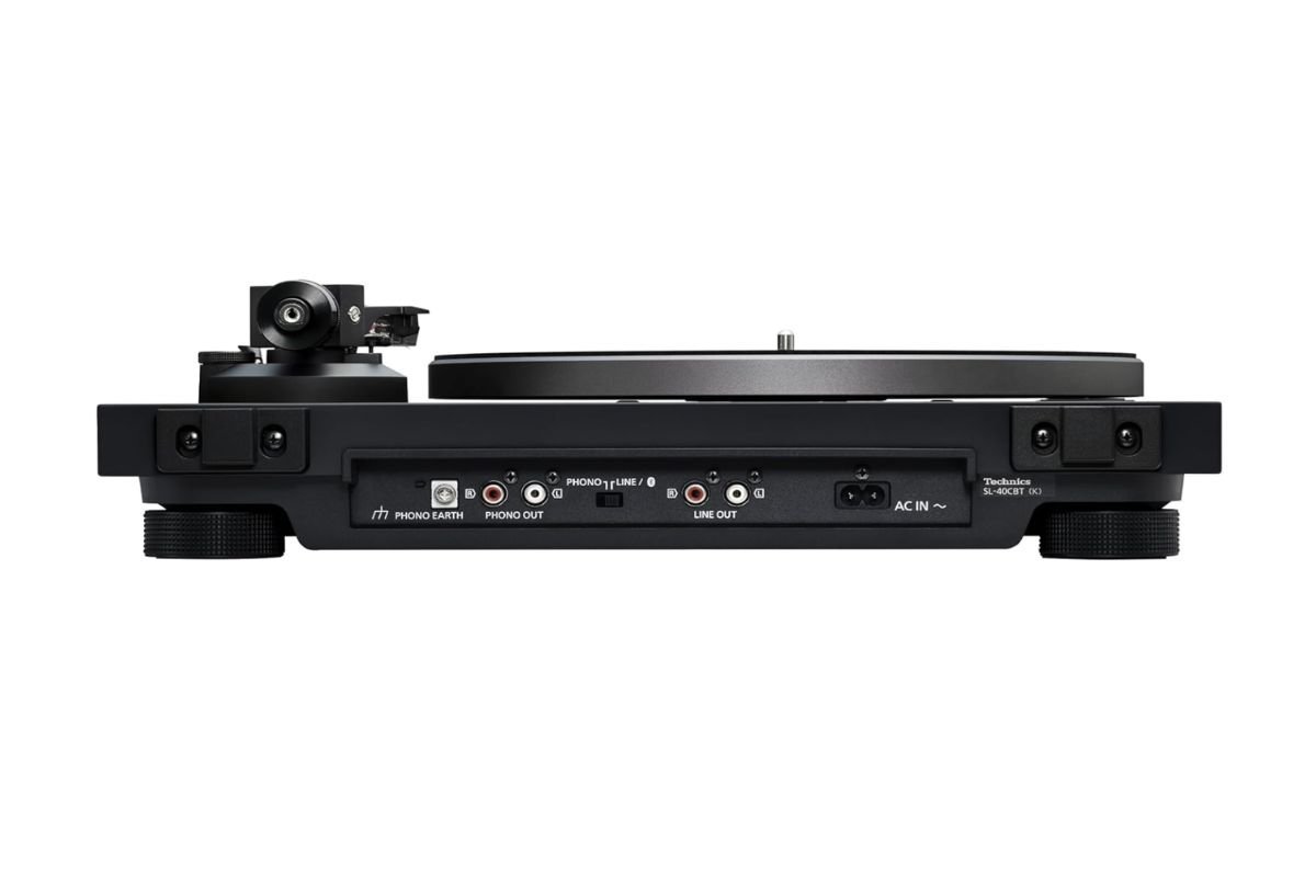 Connectique arrière de la Technics SL-40CBT avec sorties RCA, USB, fil de masse et bouton Bluetooth