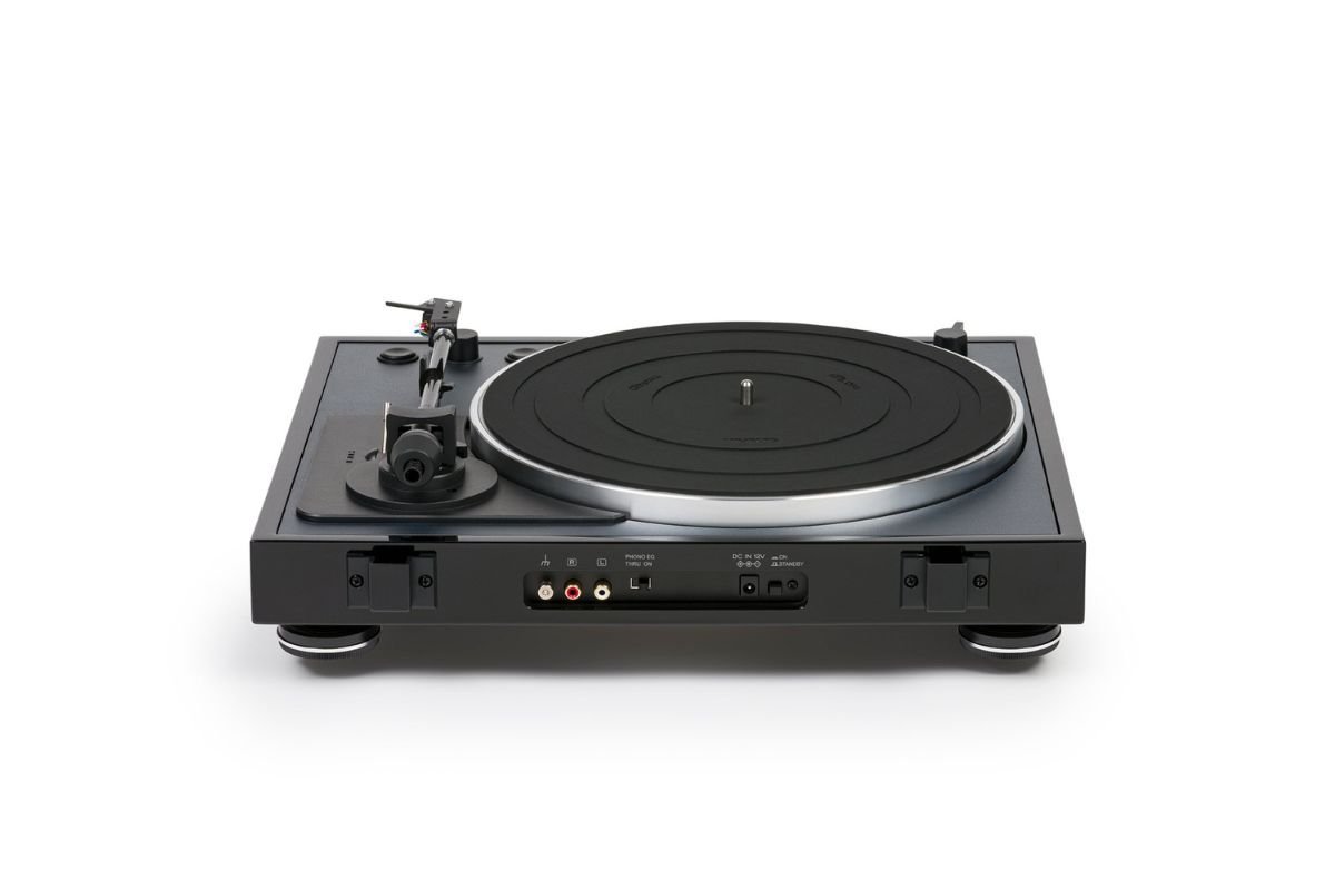 Thorens TD-102A vue arrière — sorties RCA et interrupteur préampli phono commutable