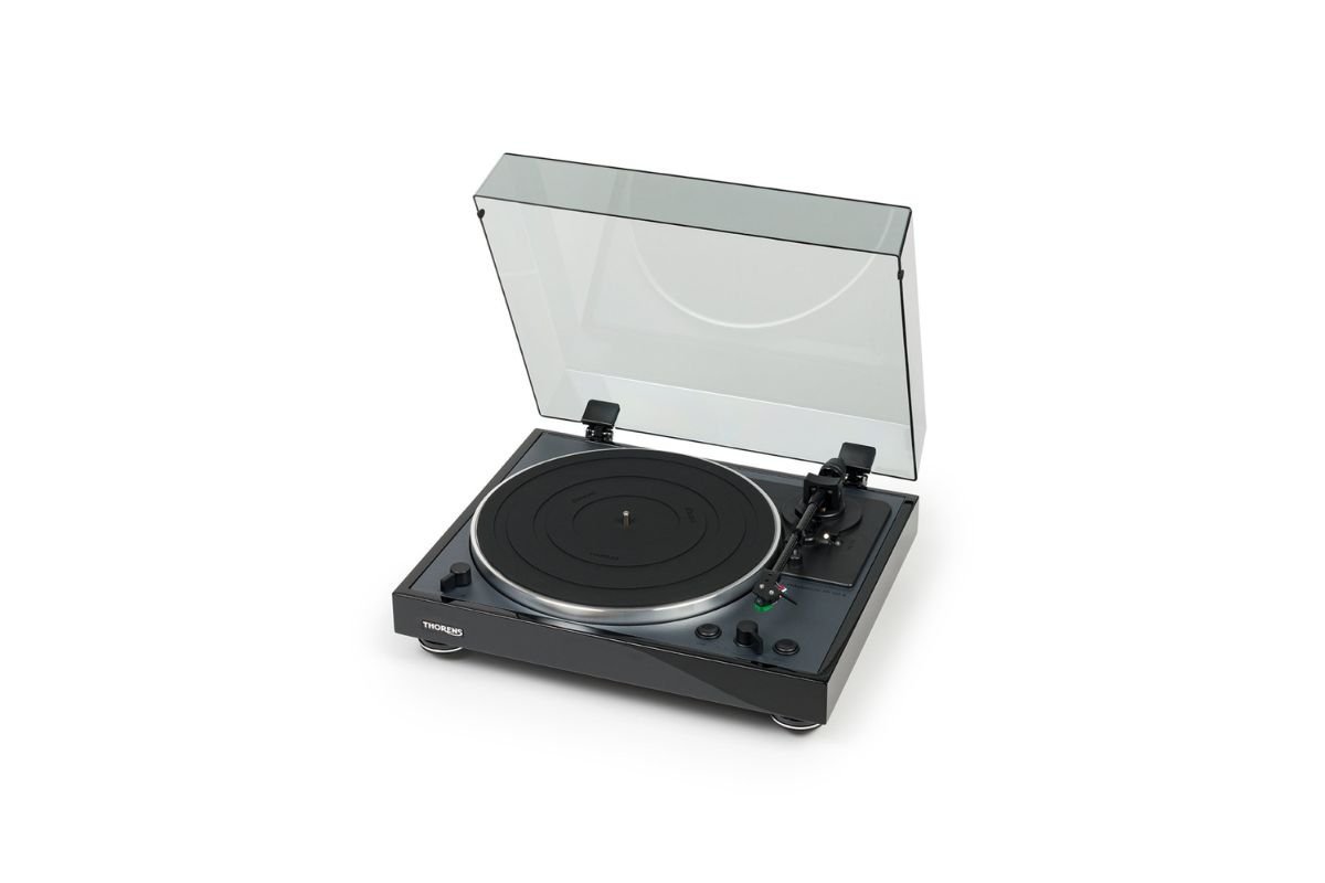 Thorens TD-102A en situation d'écoute — capot fermé, finition laqué brillant