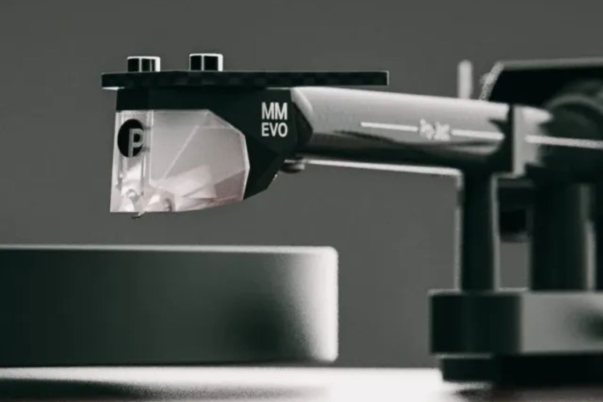Pro-Ject Debut EVO 2 vue rapprochée de la cellule Pick it MM EVO avec stylus elliptique