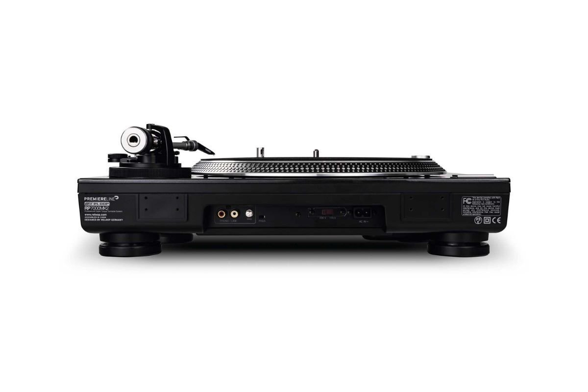 Reloop RP-7000 MK2 vue arrière — connectique RCA et interrupteur phono/ligne