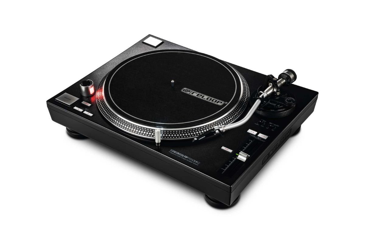 Reloop RP-7000 MK2 vue de droite — bras de lecture en S