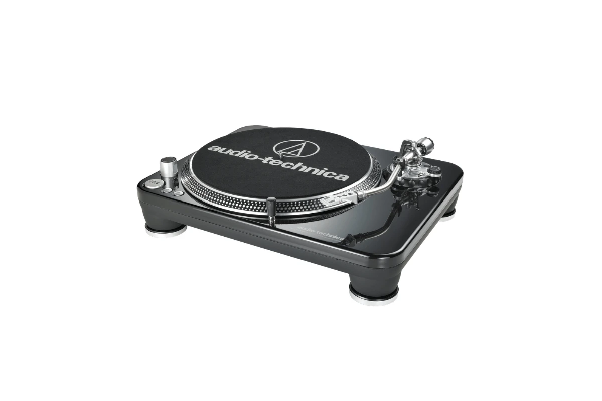 Audio-Technica AT-LP1240-USB XP vue 3/4 — platine DJ professionnelle entraînement direct haute couple avec sortie USB et bras en S
