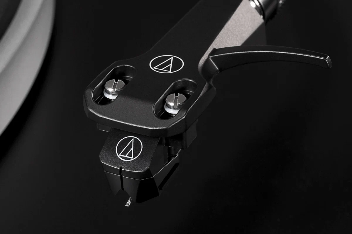 Audio-Technica AT-LP5X gros plan sur la cellule AT-VM95E pré-montée et le bras en J de précision
