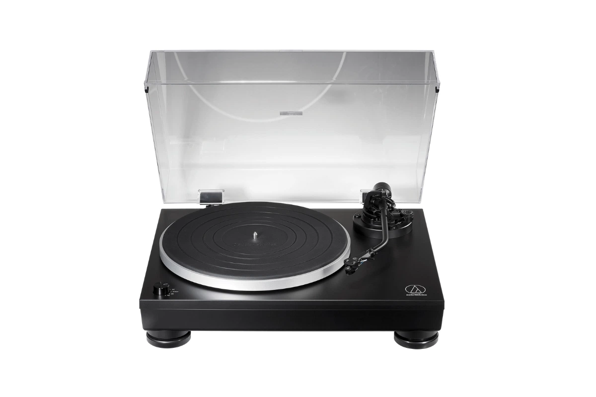 Audio-Technica AT-LP5X vue de face — platine vinyle audiophile entraînement direct manuelle avec bras en J et plateau aluminium moulé