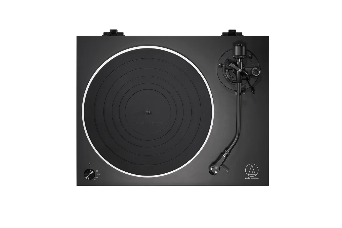 Audio-Technica AT-LP5X vue de dessus avec plateau aluminium 1,5 kg, tapis feutrine et bras en J