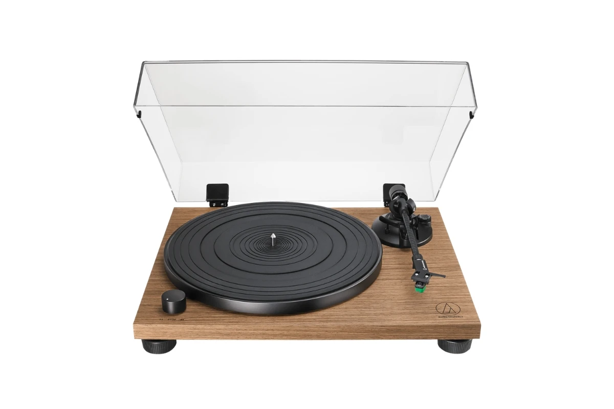 Audio-Technica AT-LPW40WN vue de face — platine audiophile manuelle finition noyer véritable avec capot anti-poussière