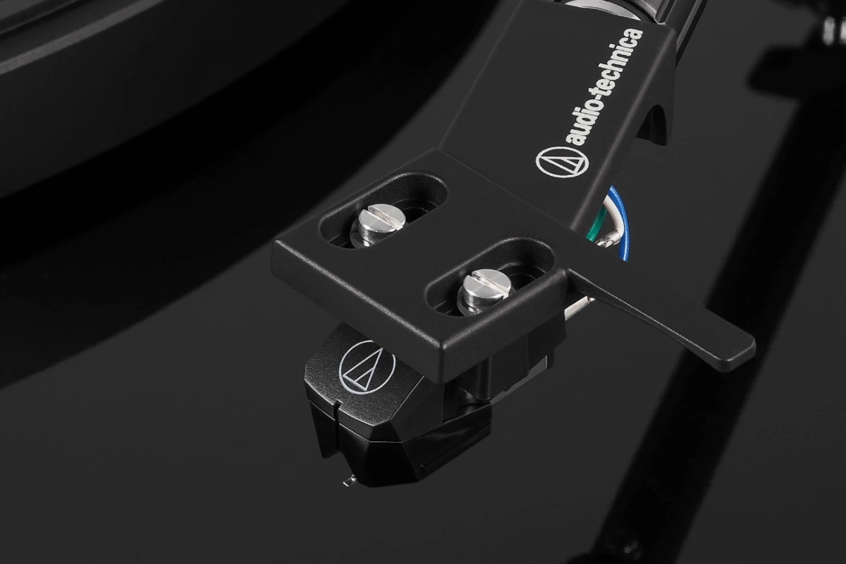 Audio-Technica AT-LPW50 gros plan sur la cellule AT-VM95EN avec stylet elliptique avancé Nude Elliptical