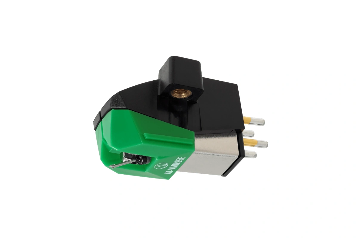 Cellule phono Audio-Technica AT-VM95E vue trois-quarts, corps vert iconique avec stylet elliptique 0,3×0,7 mil et broches dorées Dual Magnet