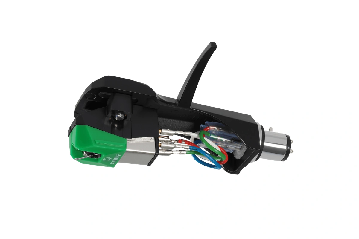 Audio-Technica AT-VM95E préassemblée sur headshell AT-HS6BK noire (version AT-VM95E/H), montage SME standard 1/2 pouce universel pour bras Audio-Technica, Pro-Ject, Rega ou Thorens