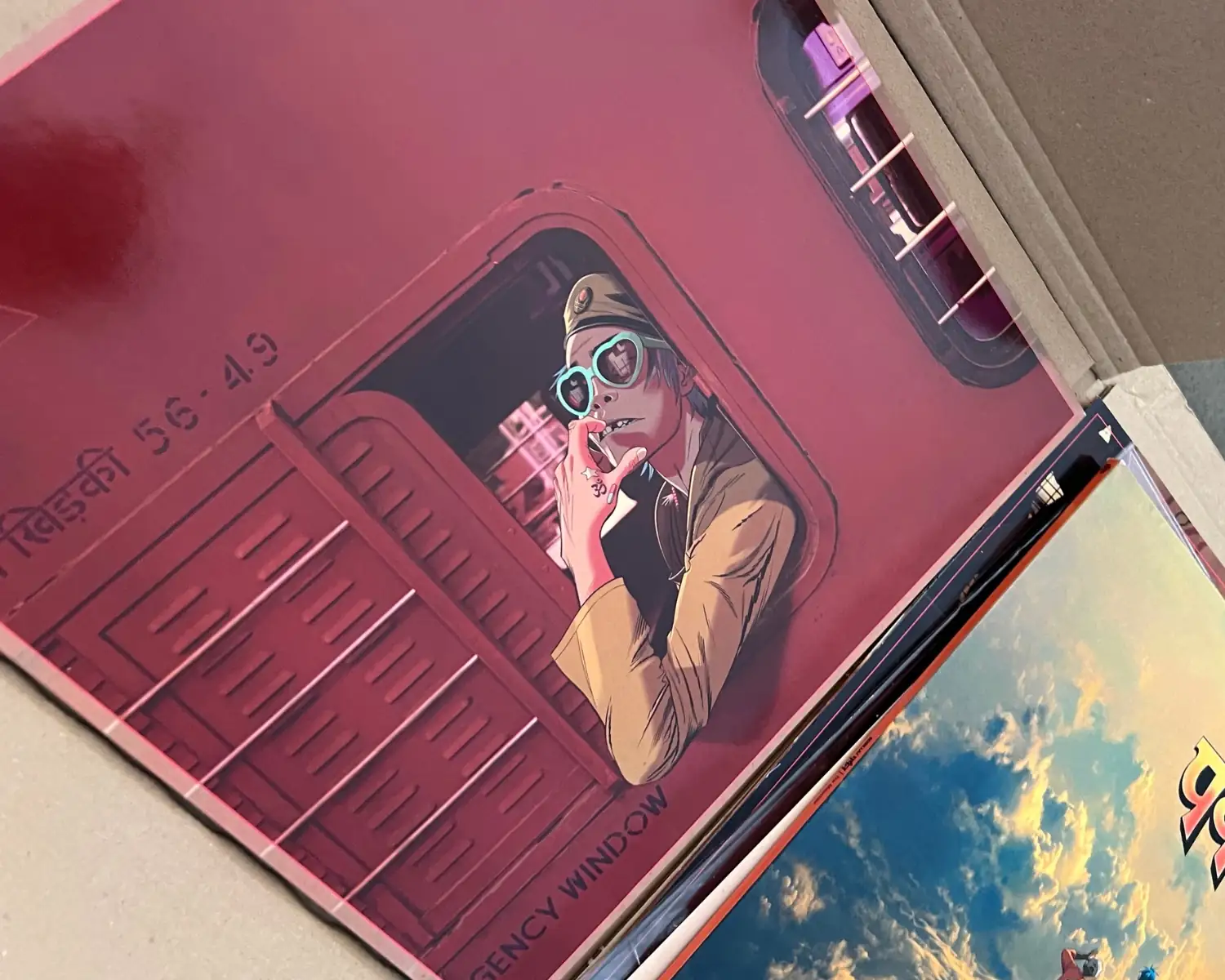 Art print Blood Records de 2D assis dans un rocking-chair dans une pièce orange art-déco