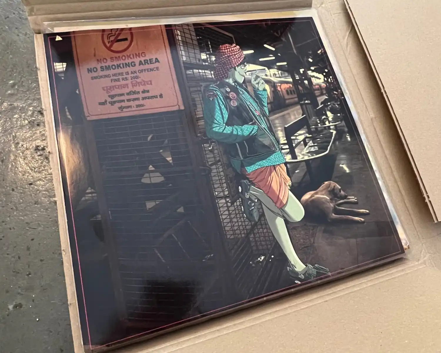 Art print Blood Records de Murdoc Niccals, devant un panneau No Smoking Area en Inde