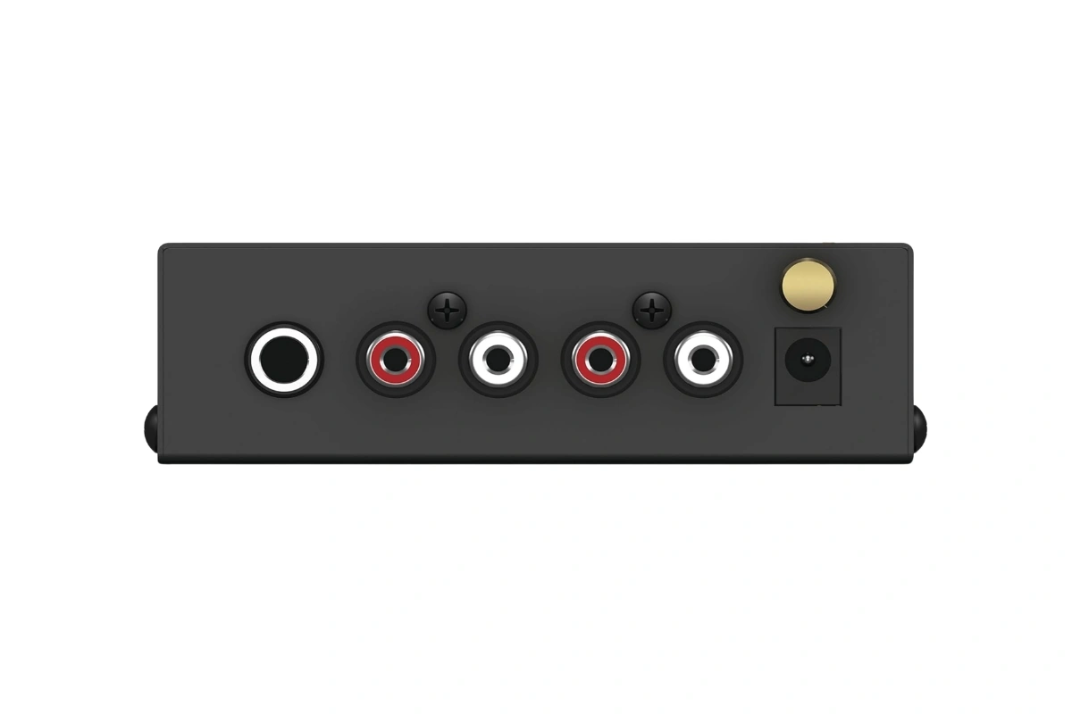 Face arrière du Behringer PP400 avec entrées RCA gauche/droite, sorties RCA, sortie jack TRS 6,35 mm stéréo, vis de masse et prise jack 12V pour alimentation externe