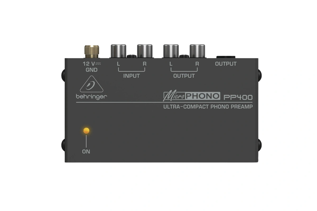 Behringer PP400 vue de dessus, format ultra-compact avec logo Behringer Microphono et indicateur LED frontal