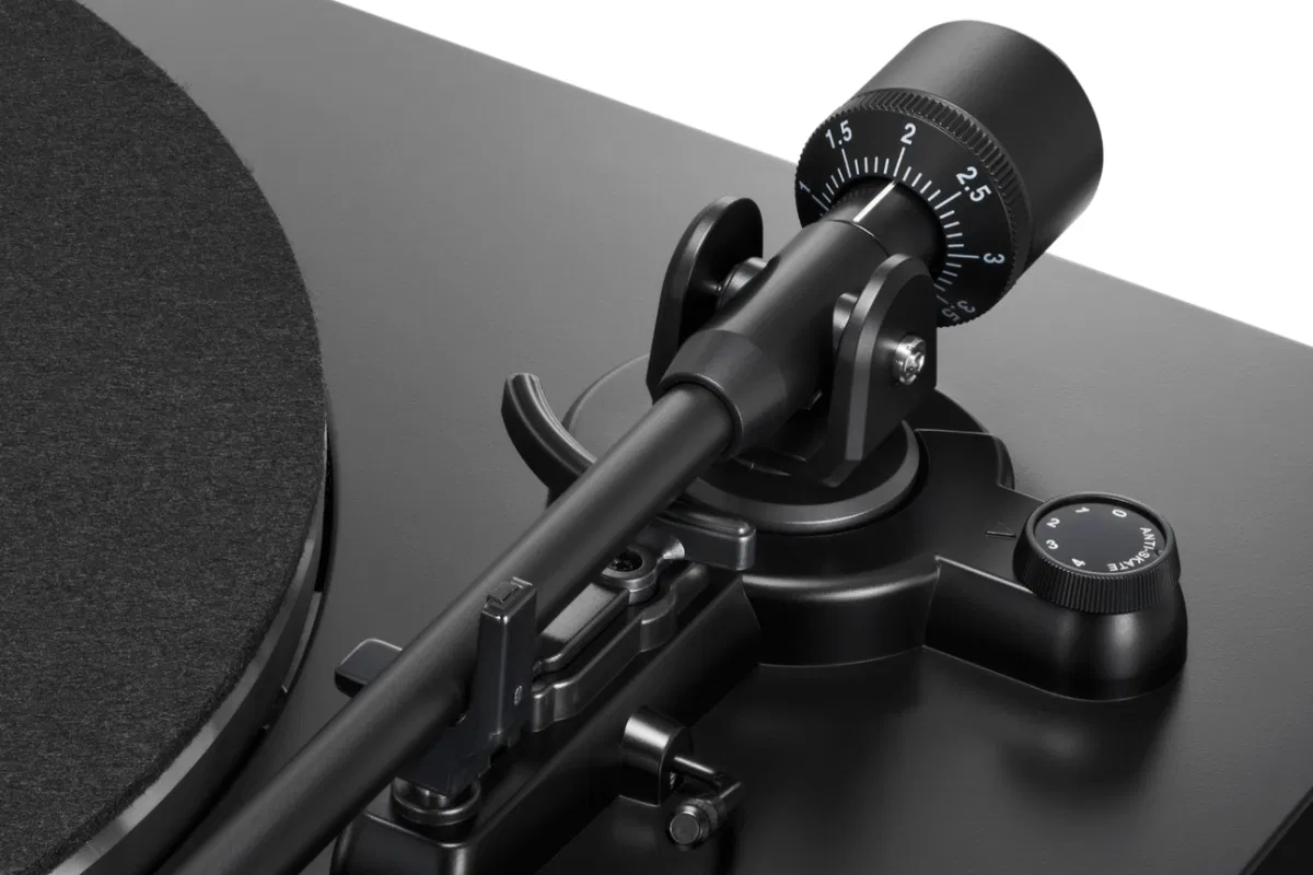 Audio-Technica AT-LP3XBT vue rapprochée du bras de lecture avec antiskating réglable et lift hydraulique
