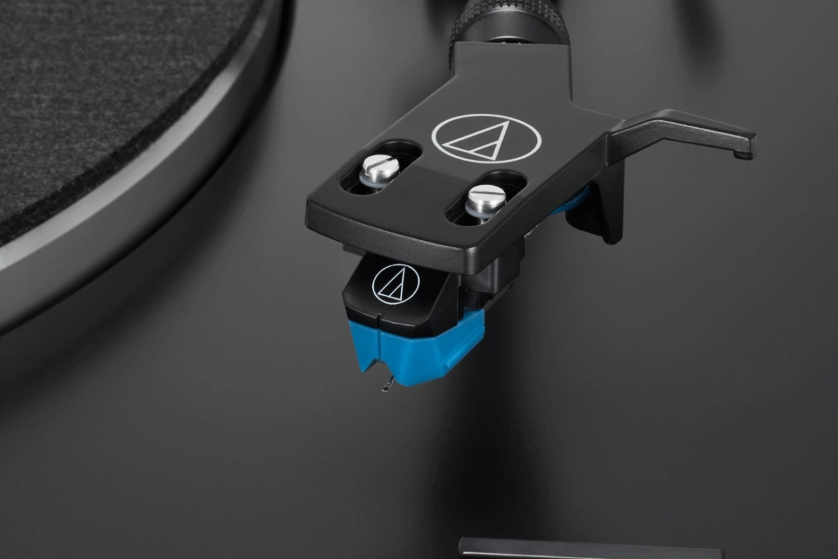 Audio-Technica AT-LP3XBT gros plan sur la cellule AT-VM95C remplaçable d'origine