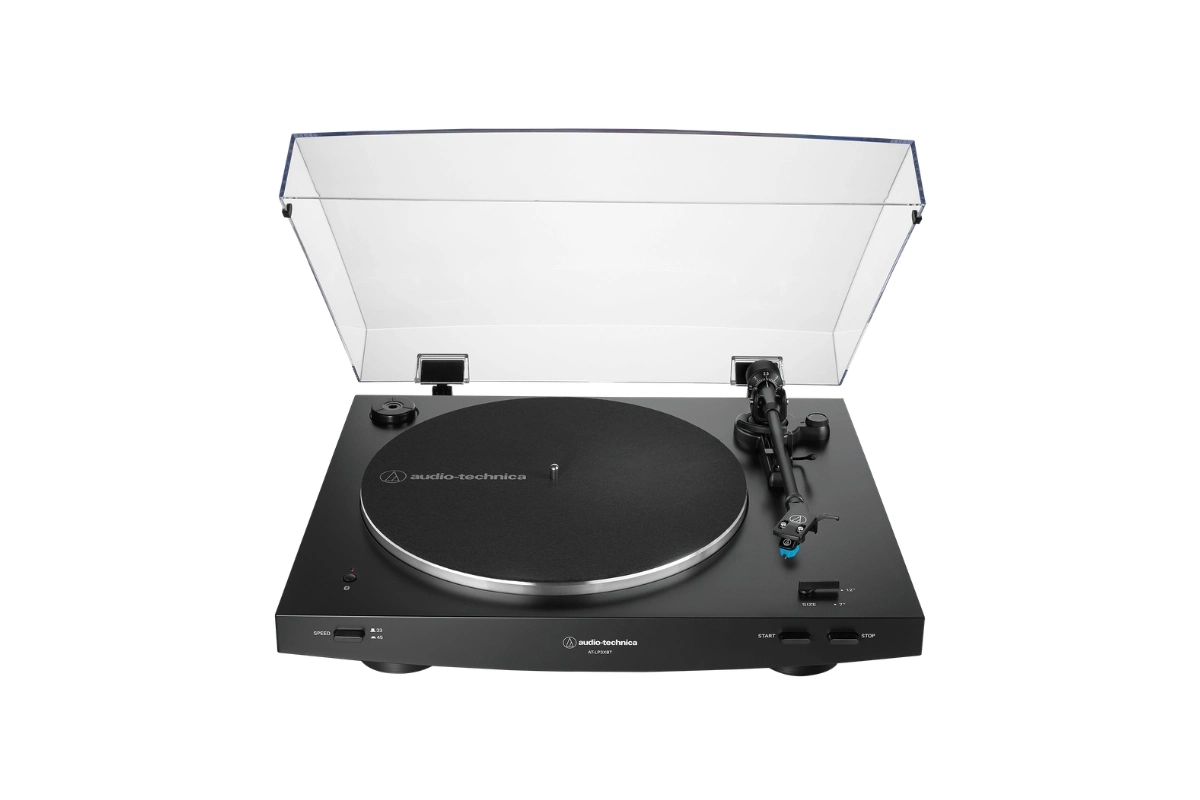 Audio-Technica AT-LP3XBT vue de face — platine automatique milieu de gamme avec Bluetooth aptX et capot acrylique fermé