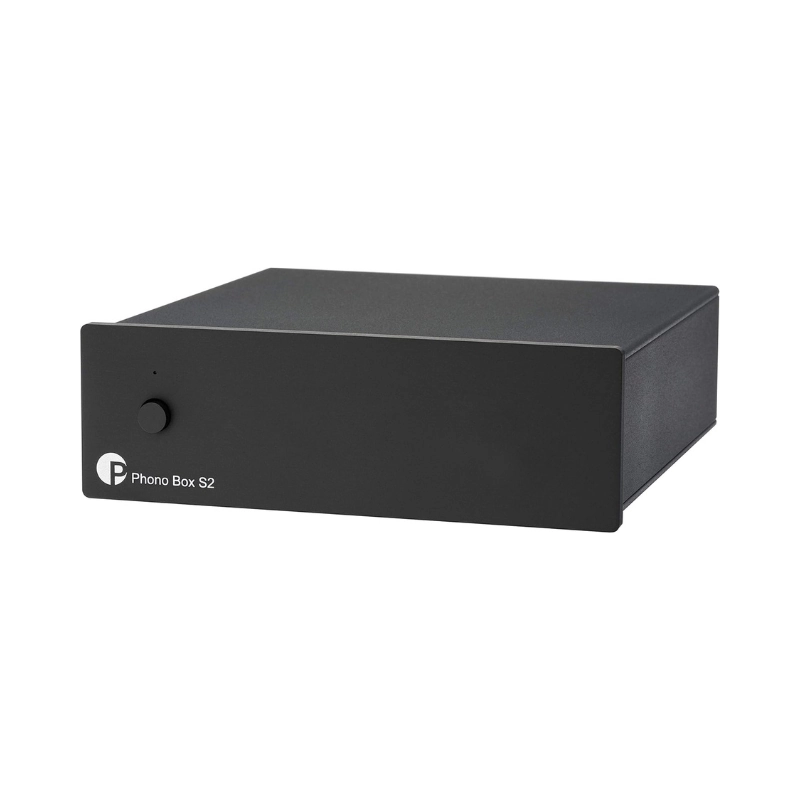 Pro-Ject Phono Box S2 finition noir laqué vue trois-quarts — préampli phono MM et MC, châssis aluminium compact, bouton d'alimentation frontal