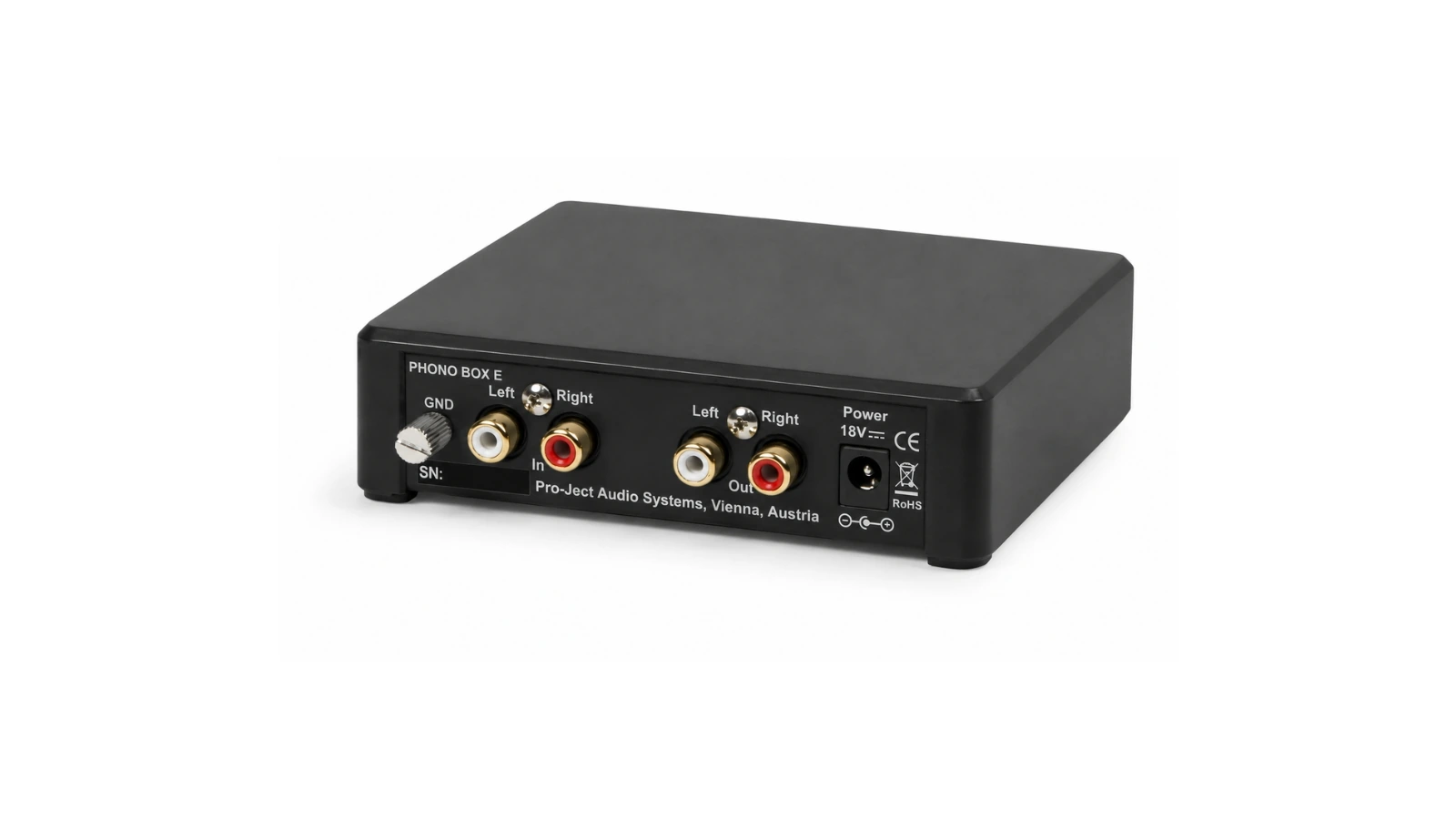 Face arrière du Pro-Ject Phono Box E : RCA In/Out plaqués or, vis de masse GND, alimentation 18V DC