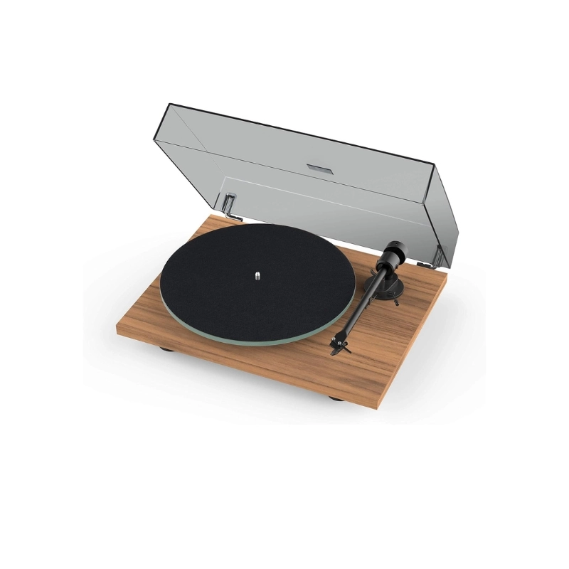 Pro-Ject T1 EVO BT finition bois noyer vue trois-quarts avec capot anti-poussière relevé, plateau verre et cellule Ortofon OM10