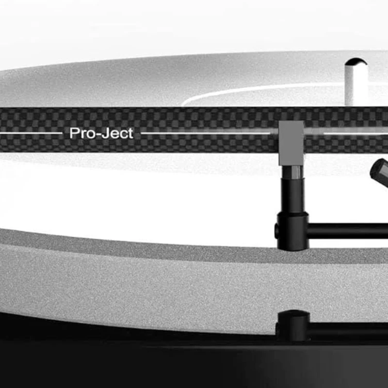 Pro-Ject X1 vue macro du bras de lecture en fibre de carbone monocoque avec gravure Pro-Ject et plateau acrylique