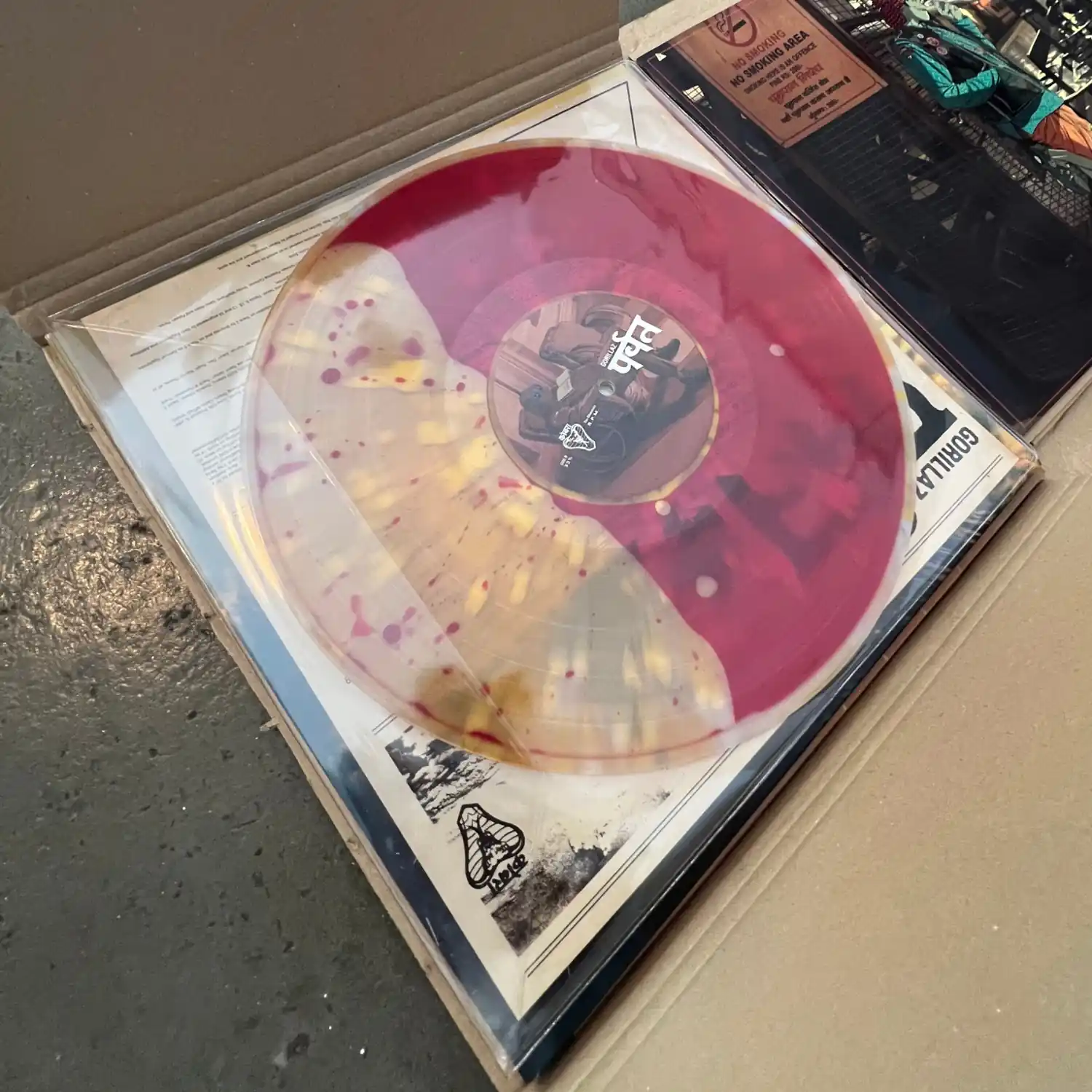 Vinyle Liquid splatter rouge, jaune et transparent de The Mountain de Gorillaz, édition Blood Records