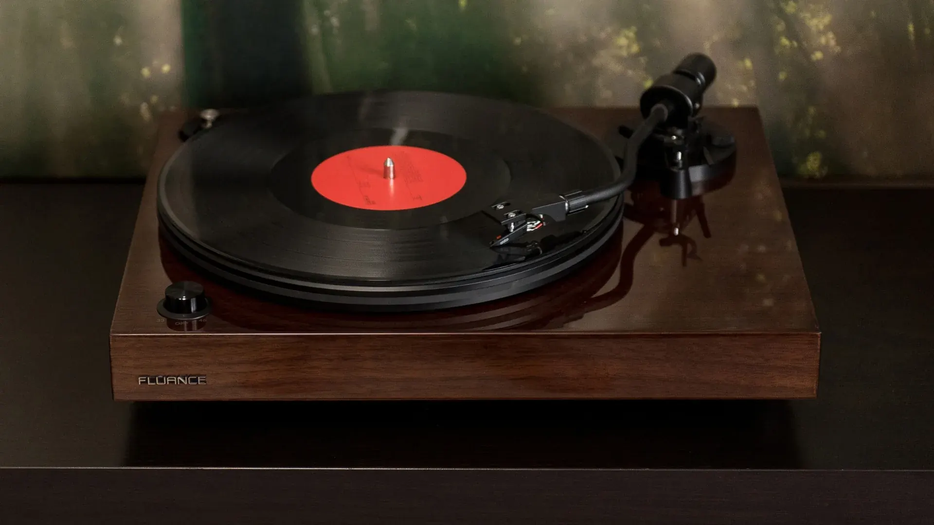 Platine Fluance RT82 finition noyer naturel en cours de lecture, bras en S avec headshell détachable visible