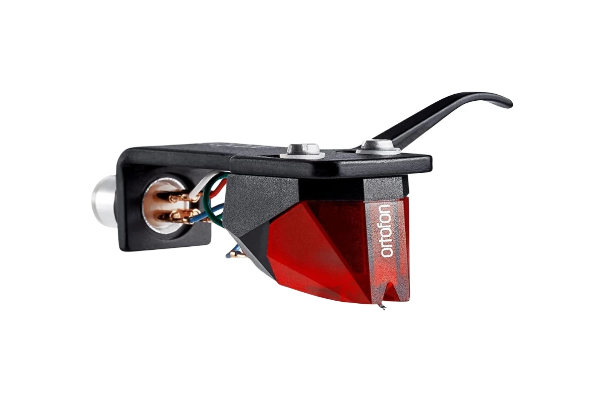 Cellule Ortofon 2M Red montée sur une headshell SME standard, vue de profil